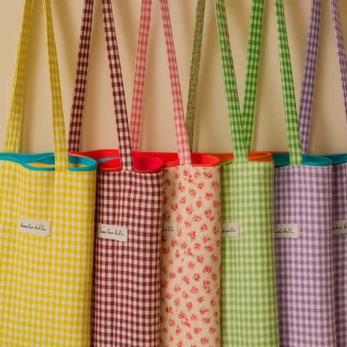 Bolsa de tela estilo tote bag azul con lunares azul marino