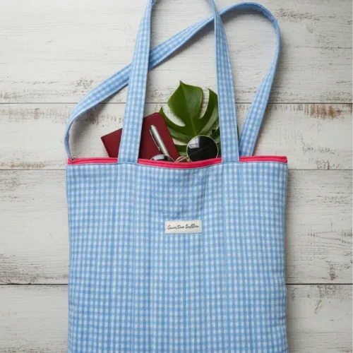 Bolsa de tela estilo tote de cuadros vichy azul y blanco, con cremallera rosa fucsia