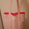Bolsa de tela estilo tote rosa con lunares azul marino
