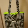 Bolsa de tela estilo tote bag con estampado de cebra