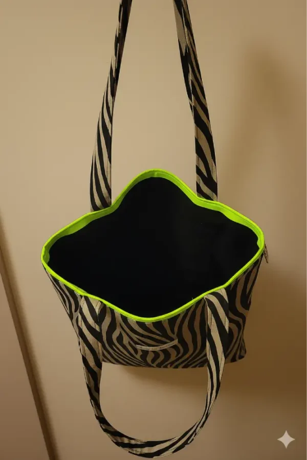 Bolsa de tela estilo tote bag con estampado de cebra