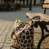 Bolsa de tela con estampado de jirafa y cremallera verde fluorescente, tote bag de algodón para mujer.