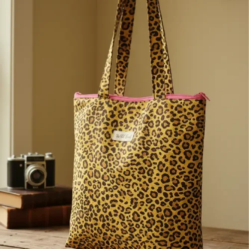 Bolsa de tela con estampado de leopardo y cremallera rosa, tote bag de algodón sostenible y reutilizable para mujer, bolsa hecha a mano con diseño animal print moderno.