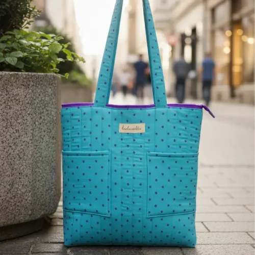 Bolsa de tela azul celeste con lunares azul marino y cremallera morada, tote bag de algodón, bolsa sostenible para mujer con diseño elegante y original.