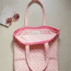 Bolsa de tela estilo tote rosa con lunares azul marino