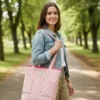 Bolsa de tela estilo tote rosa con lunares azul marino