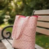 Bolsa de tela estilo tote rosa con lunares azul marino