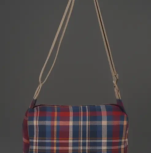Bolso bandolera pequeño con estampado de cuadros tartán (rojo/azul). Bolso compacto de hombro para uso diario. Accesorio de estilo clásico y atemporal.