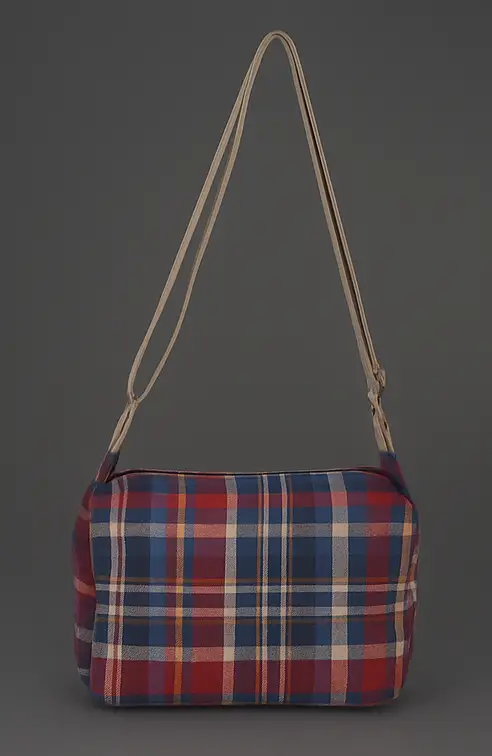 Bolso bandolera pequeño con estampado de cuadros Bolso bandolera pequeño con estampado de cuadros tartán (rojo/azul). Bolso compacto de hombro para uso diario. Accesorio de estilo clásico y atemporal.