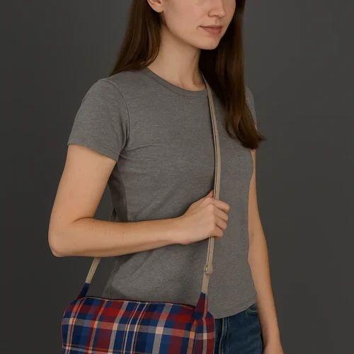 Bolso bandolera pequeño con estampado de cuadros tartán (rojo/azul). Bolso compacto de hombro para uso diario. Accesorio de estilo clásico y atemporal.