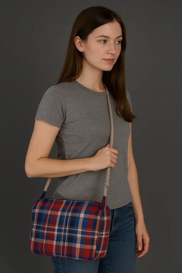 Bolso bandolera pequeño con estampado de cuadros Bolso bandolera pequeño con estampado de cuadros tartán (rojo/azul). Bolso compacto de hombro para uso diario. Accesorio de estilo clásico y atemporal.