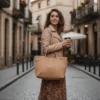 Bolso tote grande en color beige o camel. Bolso de hombro elegante y minimalista, perfecto para trabajo y uso diario. Material de alta calidad con gran capacidad.