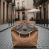 Bolso estilo tote de hombro elegante en color beige clásico