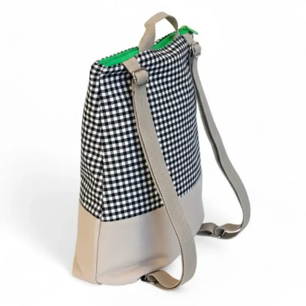 MOCHILA CUADROS Mochila casual de cuadros vichy negro y beige con cremallera verde