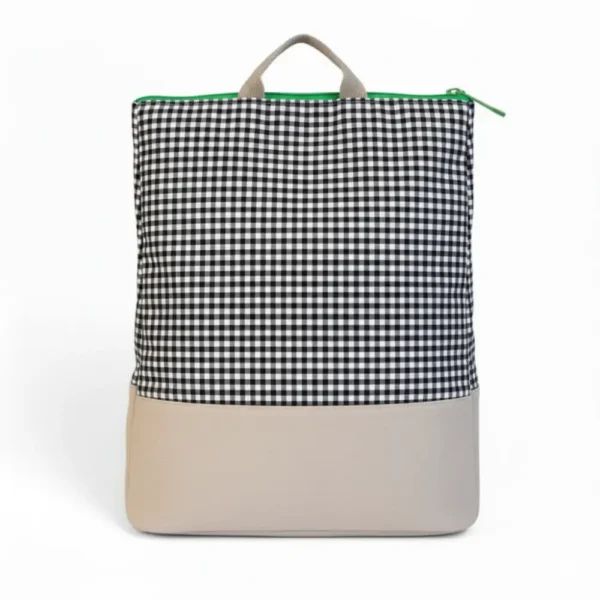 MOCHILA CUADROS DELANTE Mochila casual de cuadros vichy negro y beige con cremallera verde
