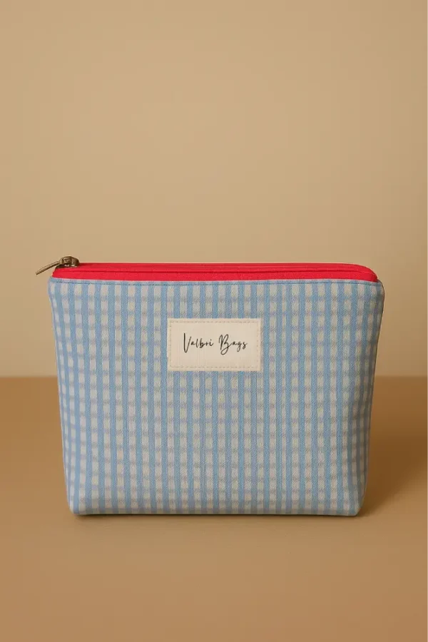 NECESER CUADROS AZULES Neceser de tela estampado cuadros vichy azul y blanco. Necesario de viaje o maquillaje con cremallera rosa fucsia. Estuche organizador compacto y ligero.