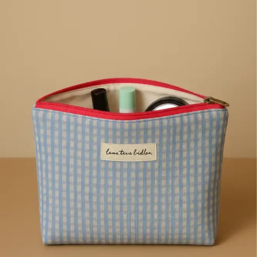 Neceser de tela estampado cuadros vichy azul y blanco. Necesario de viaje o maquillaje con cremallera rosa fucsia. Estuche organizador compacto y ligero.