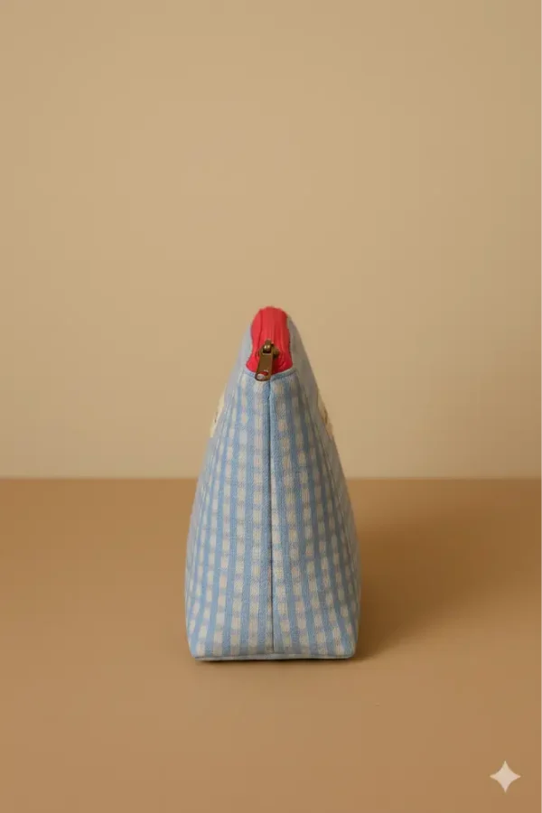 Neceser cuadros 02 Neceser de tela con estampado de cuadros vichy azul y cremallera rosa fucsia