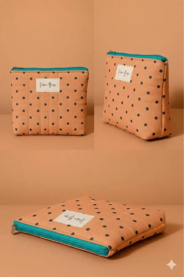 Neceser de tela acolchada color salmón con lunares y cremallera turquesa