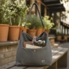 Bolso hobo de tela vaquera (denim) en color gris carbón. Bolso de hombro casual, suave y amplio, con bolsillo exterior. Perfecto para un estilo urbano y moderno.