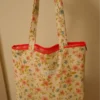Bolsa de tela tote bag floral con cremallera rosa fucsia Bolsa tote de lona con estampado floral (rosa/azul) y cremallera fucsia. Bolso de hombro grande y resistente para uso diario. Estilo vintage y primaveral.