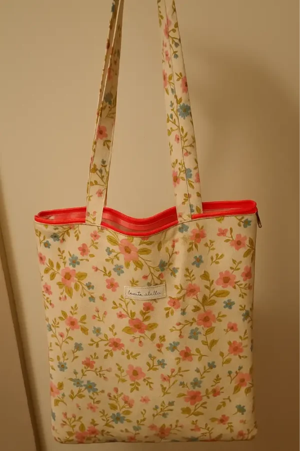 Bolsa de tela tote bag floral con cremallera rosa fucsia Bolsa tote de lona con estampado floral (rosa/azul) y cremallera fucsia. Bolso de hombro grande y resistente para uso diario. Estilo vintage y primaveral.