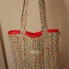 Bolsa tote acolchada de algodón con estampado de flores pequeñas Millefleur. Bolso de hombro grande y resistente con cremallera roja. Estilo vintage y romántico.