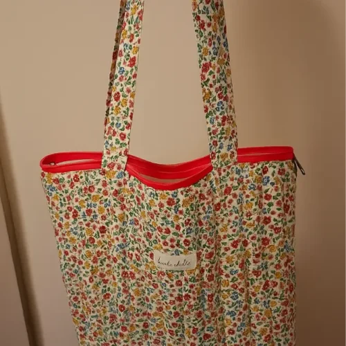 Bolsa tote acolchada de algodón con estampado de flores pequeñas Millefleur. Bolso de hombro grande y resistente con cremallera roja. Estilo vintage y romántico.