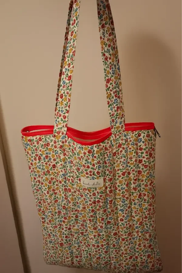 Bolsa tote acolchada de algodón con estampado de flores pequeñas Millefleur. Bolso de hombro grande y resistente con cremallera roja. Estilo vintage y romántico.