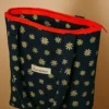 Bolsa de tela tote bag estampada con margaritas y cremallera roja