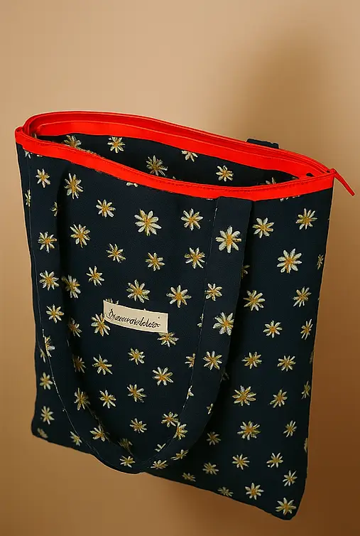 Bolsa de tela tote bag estampada con margaritas y cremallera roja