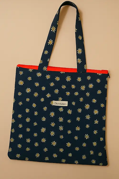 Bolsa de tela tote bag estampada con margaritas y cremallera roja