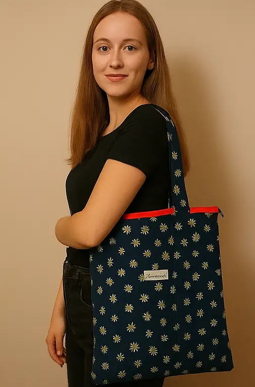 Bolsa tote de lona estampada con margaritas blancas sobre azul marino. Bolso de hombro grande y resistente con cremallera roja. Estilo casual y vintage.