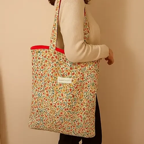 Bolsa tote acolchada de algodón con estampado de flores pequeñas Millefleur. Bolso de hombro grande y resistente con cremallera roja. Estilo vintage y romántico.