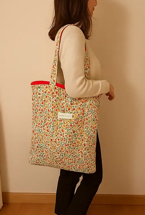 Bolsa tote acolchada de algodón con estampado de flores pequeñas Millefleur. Bolso de hombro grande y resistente con cremallera roja. Estilo vintage y romántico.